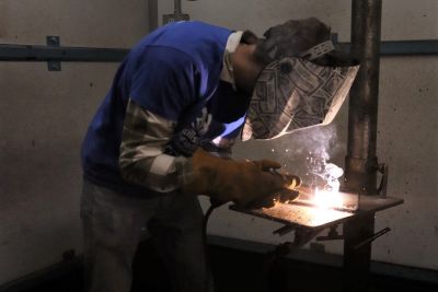 A student welding at ʪƵ